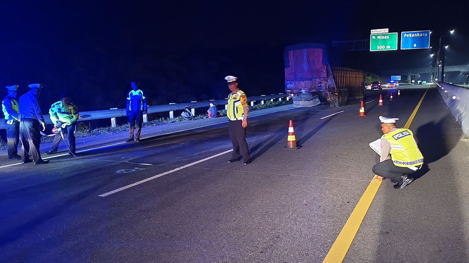Unit Laka Satlantas Polres Siak saat melakukan olah TKP di Tol Permai, Ahad (8/4/2024).