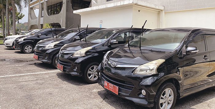 Mobil dinas dari salah satu OPD di lingkungan Pemprov Riau saat dikumpulkan di halaman samping kantor Gubernur Riau, Sabtu (6/4/2024).