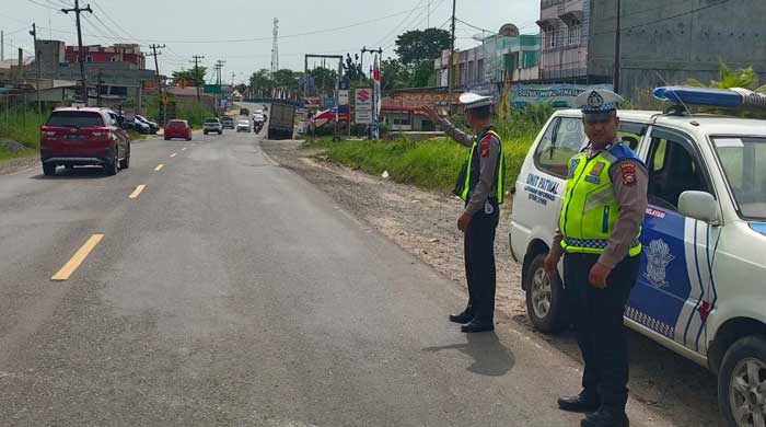 Personel Polres Inhu saat melakukan pemantauan arus mudik di Jalan Lintas Timur, Senin (8/4/2024)