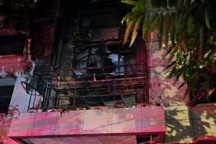 Kebakaran di Gedung Lembaga Bantuan Hukum-Yayasan Lembaga Bantuan Hukum Indonesia (YLBHI) di Jalan Diponegoro pada Minggu (7/4).