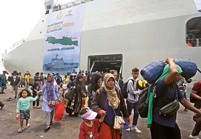 MUDIK NAIK KAPAL PERANG: Pemudik yang mengikuti program mudik gratis dengan KRI Banda Aceh-593 tiba di Dermaga Ujung, Koarmada II, Surabaya, kemarin.