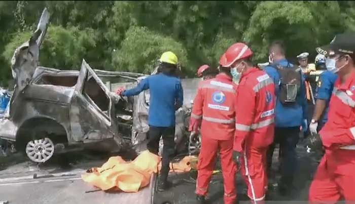 Evakuasi korban kecelakaan di KM 58 jalan Tol Jakarta-Cikampek.