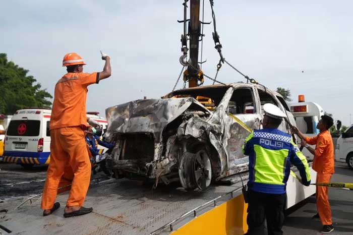 Kecelakaan di Tol Jakarta-Cikampek KM 58 B, Minggu (7/4).