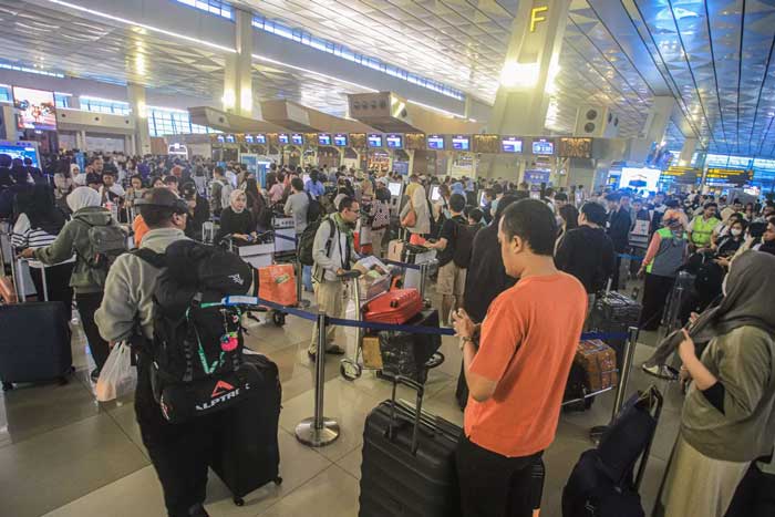 Sejumlah pemudik memadati counter ceck-in Terminal 3, Bandara Soekarno-Hatta, Tangerang, Sabtu (06/04/2024).