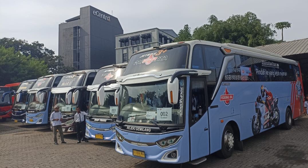 KET foto: Suasana pelepasan ratusan mekanik peserta Mudik Nyaman Mekanik 2024 oleh PT EMLI di Jakarta, Senin (8/4/2024).