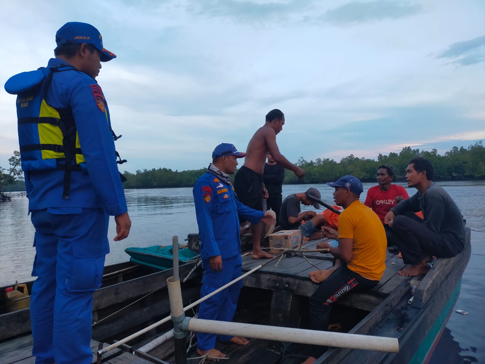 Petugas Polair Polres Inhil dibantu masyarakat masih melakukan pencarian terhadap satu korban kecelakaan Speedboat, Selasa (9/4/24).
