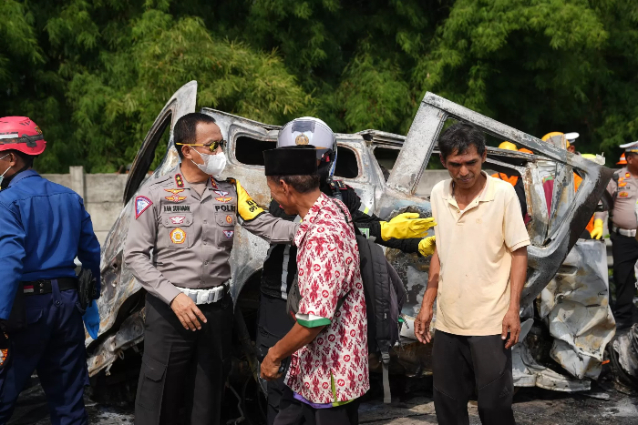 Mobil yang terlibat kecelakaan dan terbakar di Jalan Tol Jakarta-Cikampek, Senin (8/4/2024).