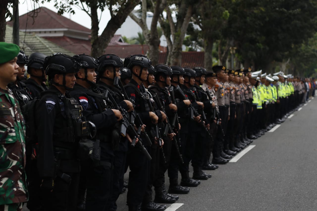 Personel gabungan TNI Polri hingga Satpol PP melakukan apel kesiapan pengamanan malam takbir di Jalan Gajah Mada, Pekanbaru, Selasa (9/4).