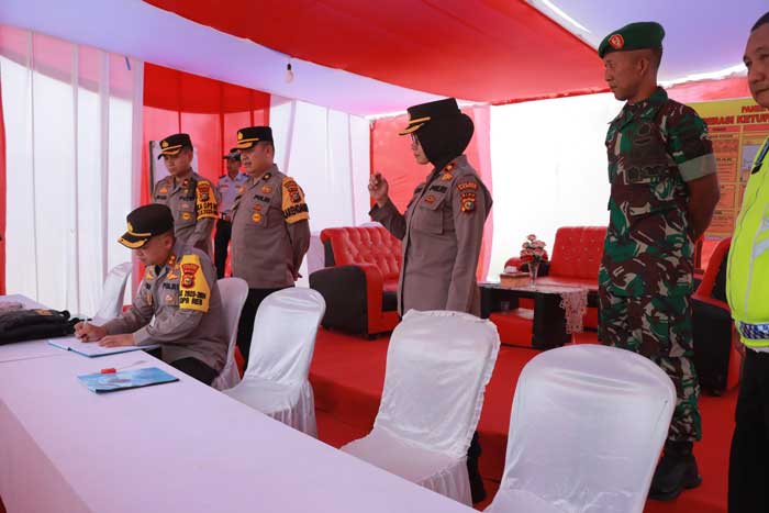 Kapolres Kampar AKBP Ronal sumaja SIK, Waka Polres Kampar Kompol Andi Cakra Putra serta para PJU meninjau Pos PAM di Kecamatan Tapung, Kabupaten Kampar, Selasa (9/4/2024).