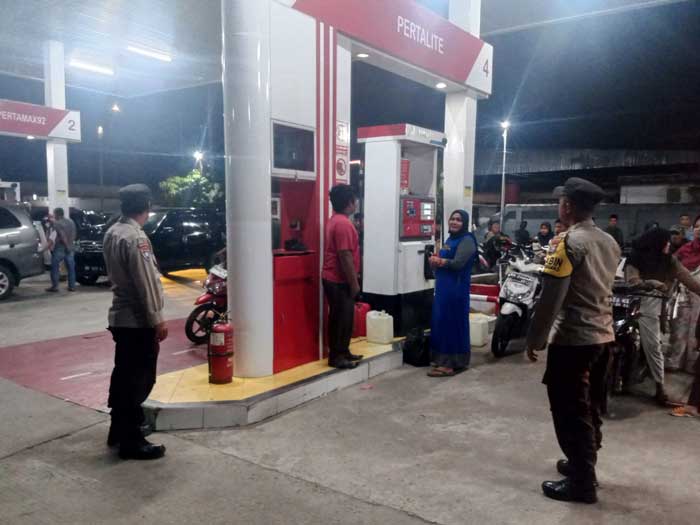 Polsek Kuantan Tengah, Senin (8/4/2024) malam melakukan pengecekan BBM di SPBU Sungai Jering untuk mengantisipasi terjadinya kecurangan. Foto humas polres kuansing