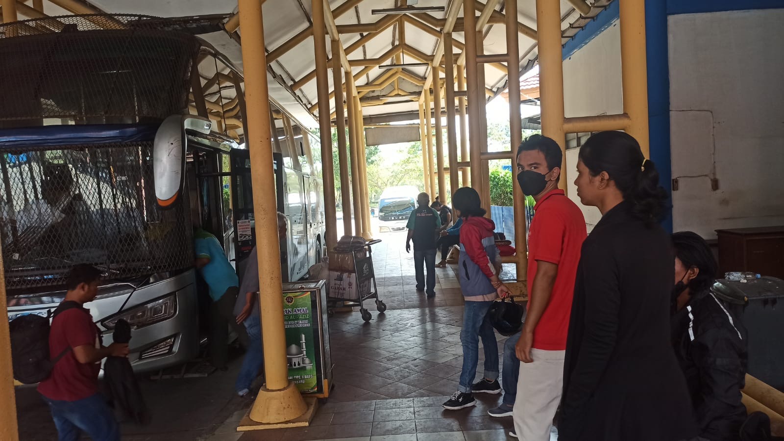 Aktivitas penumpang di terminal BRPS Pekanbaru, baru-baru ini.