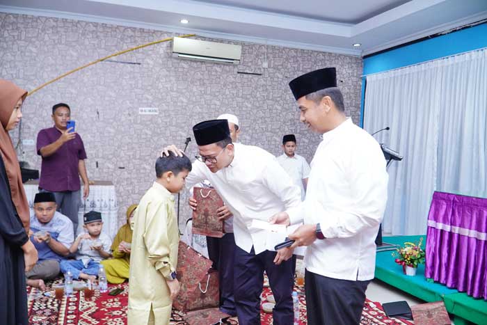 Pj Bupati Kampar diwakili Plh Sekda Kampar Ahmad Yuzar SSos MT bersama pengurus Ikatan IKAMKJ menyerahkan santunan anak yatim sekaligus buka bersama di Aula Resto Stanum Bangkinang Kota, Senin (8/4/20