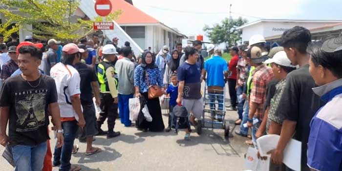 Kegiatan turun naik penumpang di Pelabuhan PT Pelindo Regional I Dumai.