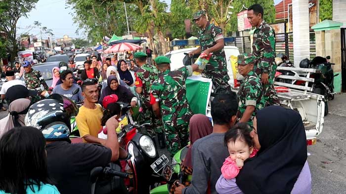 Kodim 0313/KPR bekerja sama dengan PT Bumi Siak Pusako membagikan sembako gratis kepada warga dengan menggunakan mobil Provos di Jalan Sisingamangaraja Bangkinang, Senin  (8/4/2024).
