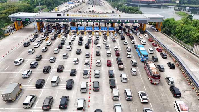 Ribuan kendaraan memasuki Gerbang Tol Cikampek Utama menuju arah Tol Cipali di Karawang, Jawa Barat, Sabtu (6/4/2024).