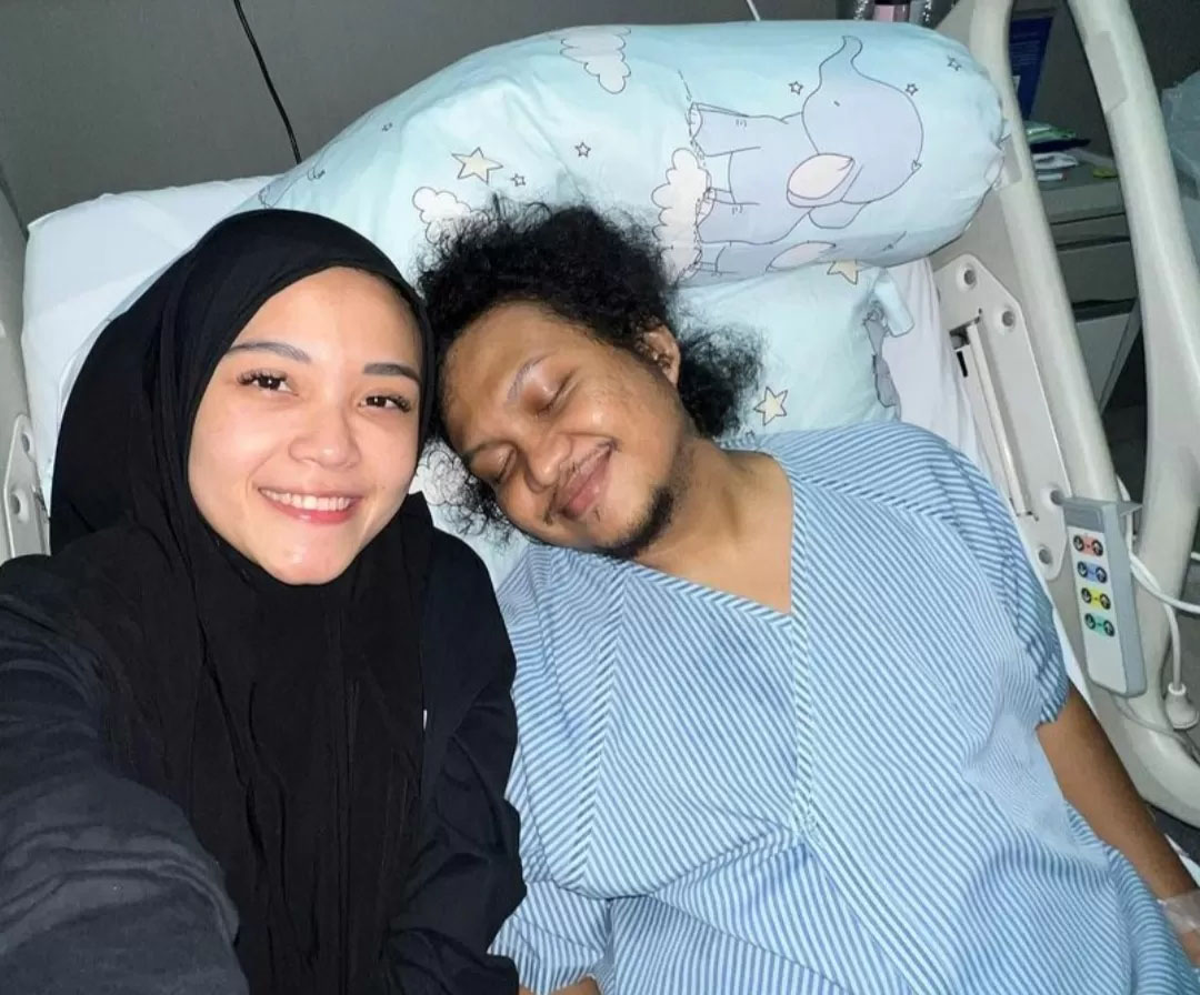 Babe Cabita saat dirawat di rumah sakit ditemani istrinya.