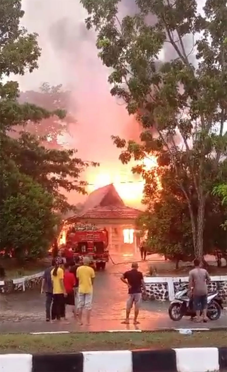 Warga menyaksikan pemadaman kantor DLH Pelalawan yang hangus dilalap api, Selasa (9/4) sore lalu.