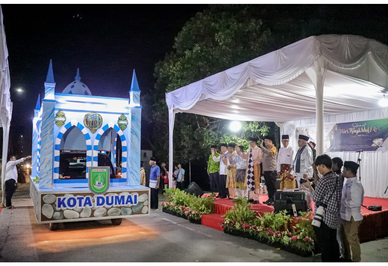 Sekda Kota Dumai, H Indra Gunawan didampingi Forkompinda Dumai, Selasa (9/4/2024) melepas pawai takbir di Jalan Putri Tujuh Dumai.