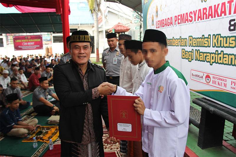 Kepala Lapas Kelas IIA Pekanbaru Sapto Winarno menyerahkan remisi khusus Idulfitri kepada salah seorang napi, Rabu (10/4/2024) pagi.