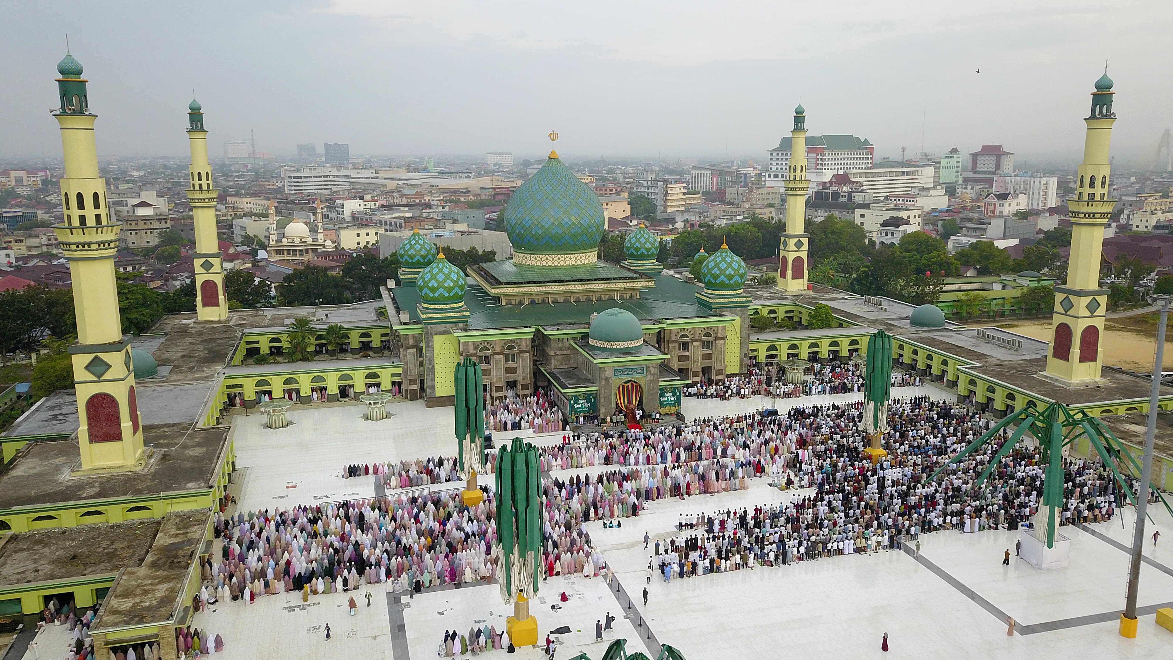 Salat Id : Ribuan umat muslim melaksanakan Salat Idul Fitri 1445 H di komplek Masjid Raya An-nur Provinsi Riau. Rabu (10/4/2024).