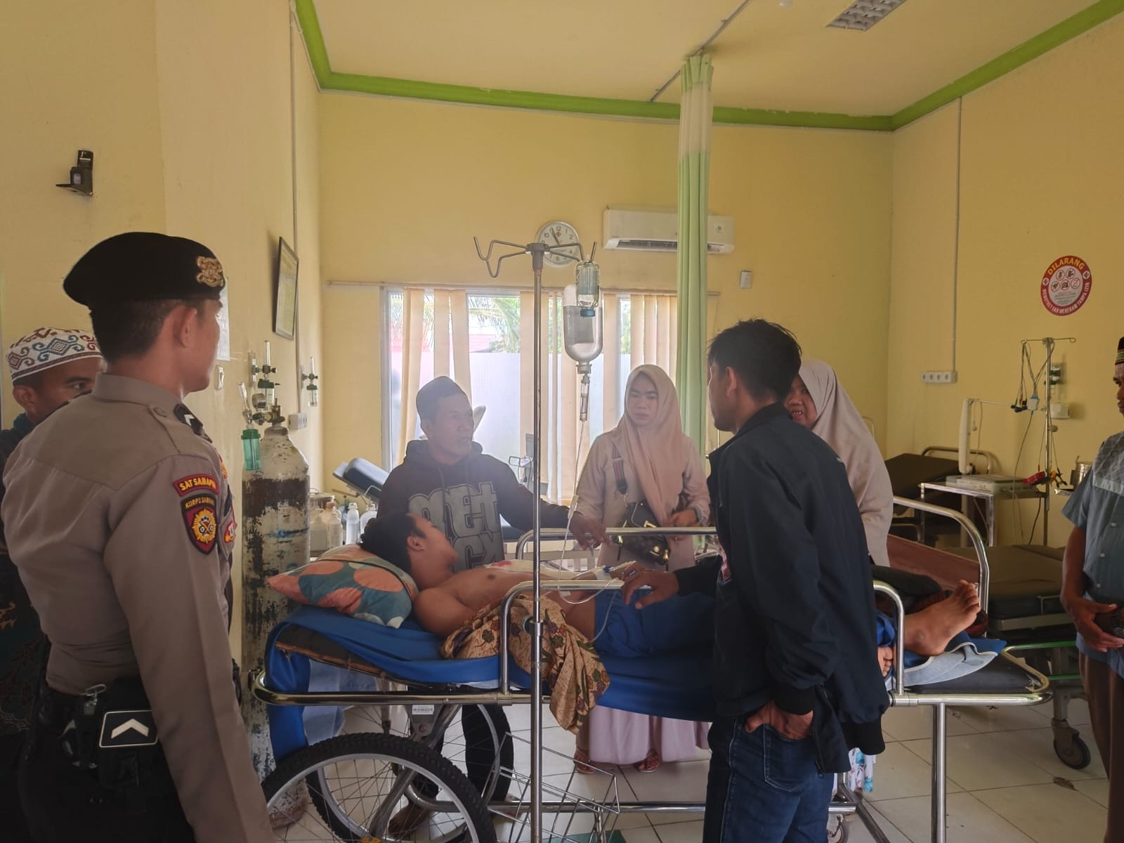 Korban gigitan buaya saat mendapat perawatan medis di RSUD Tembilahan, Rabu (10/4/24).