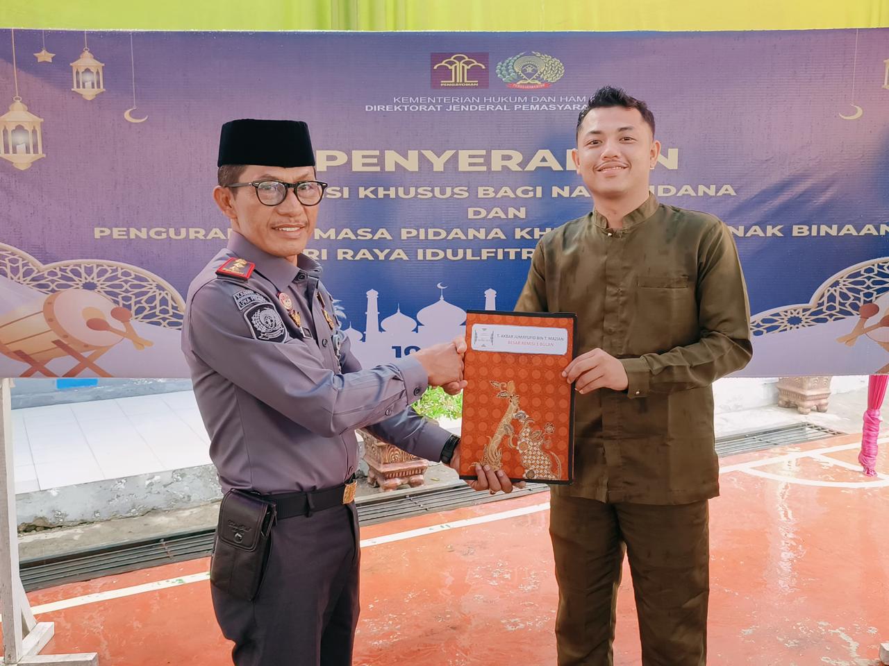 Simbolis remisi khusus diberikan negara melalui Kepala Lapas Selatpanjang, Sugiyanto kepada salah seorang wargabinaan usai Salat Idulfitri 1443 H, di Selatpanjang, Kepulauan Meranti, Rabu (10/4/2024).