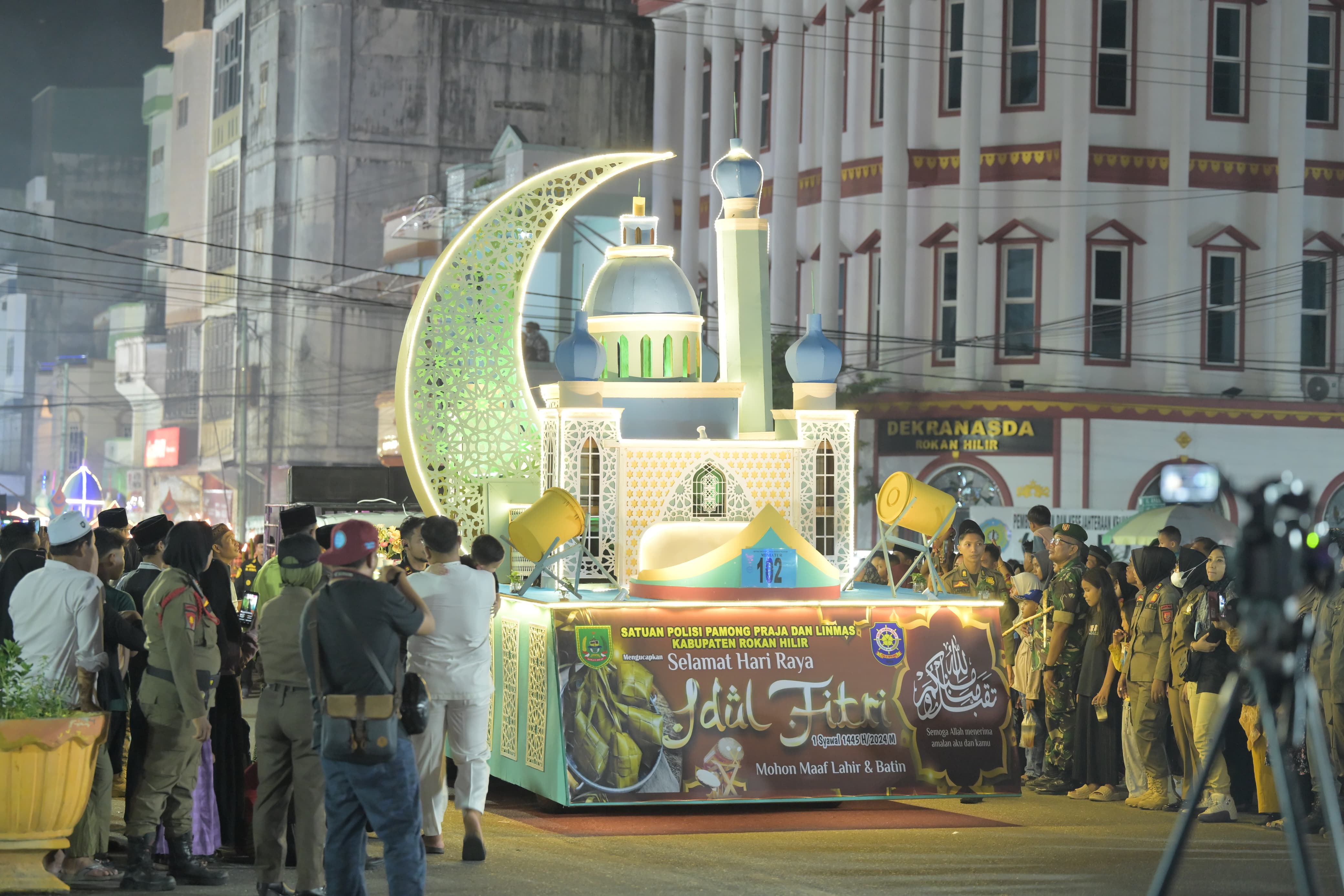 Pelaksanaan pawai takbir Idulfitri 1445 H / 2024 di Bagansiapiapi, Rohil, Selasa (9/4/2024) malam.