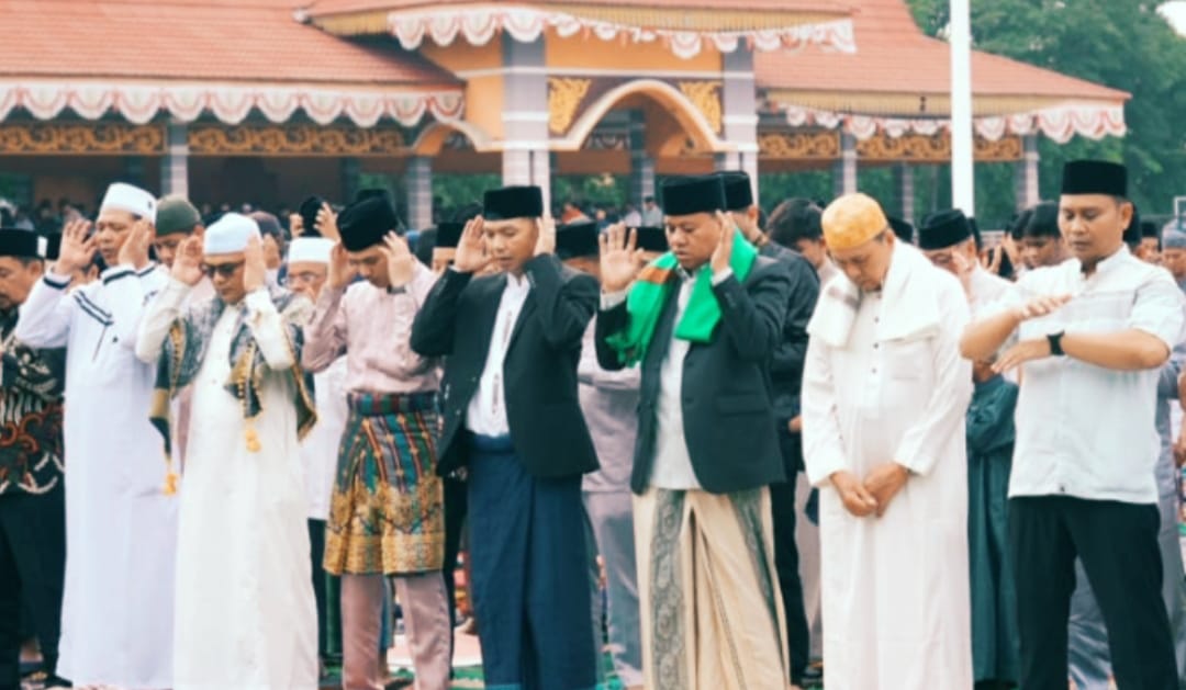 Bupati Kuansing, Dr H Suhardiman Amby Ak MM saat mengikuti salat Idulfitri di Lapangan Limuno Telukkuantan, Kuansing, Rabu (10/4/2024).