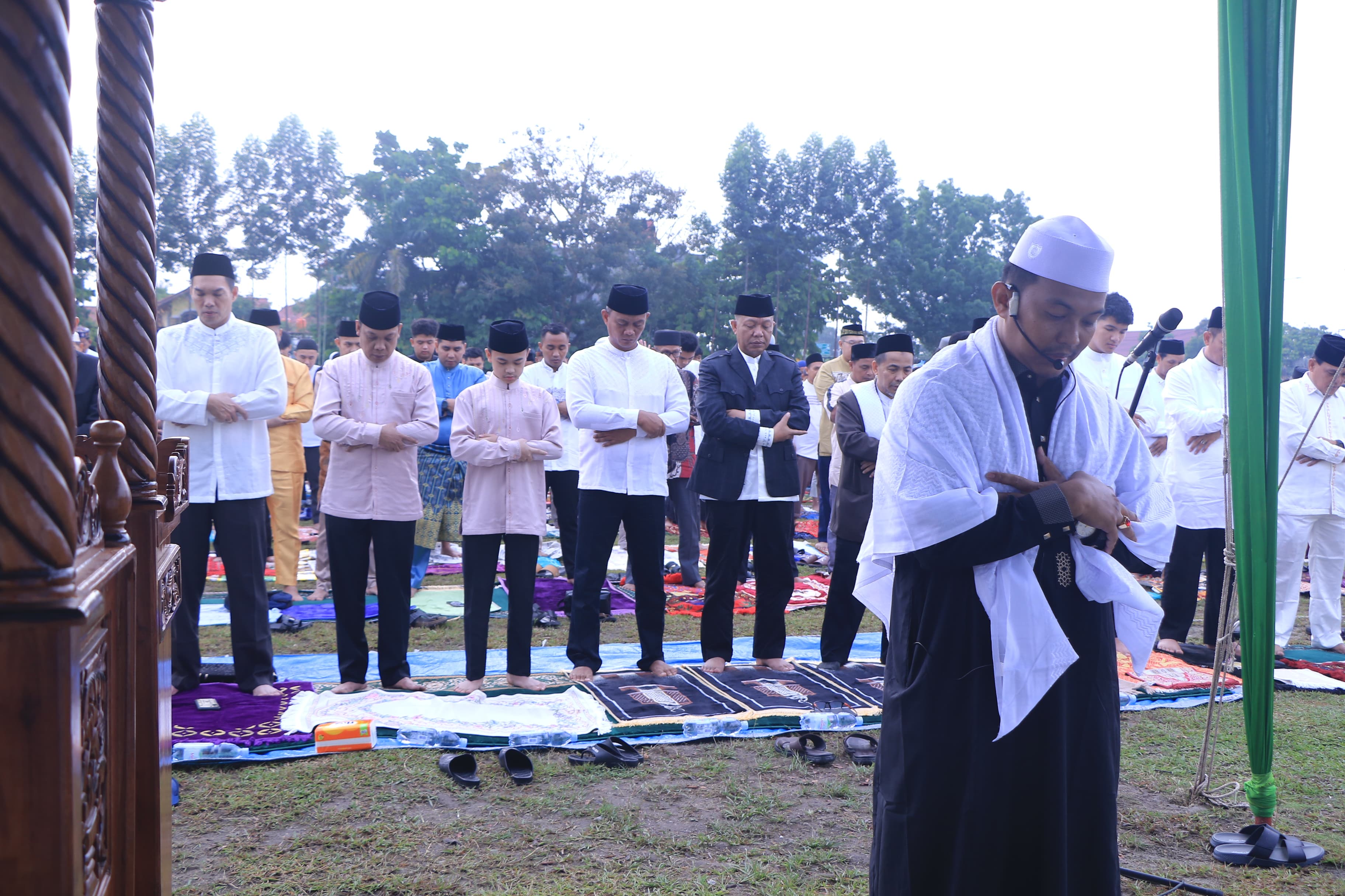 Pj Wako Pekanbaru Muflihun salat ied di lapangan bateri C Jalan HR Soebrantas, Panam bersama ratusan masyarakat, Rabu (10/4/2024).