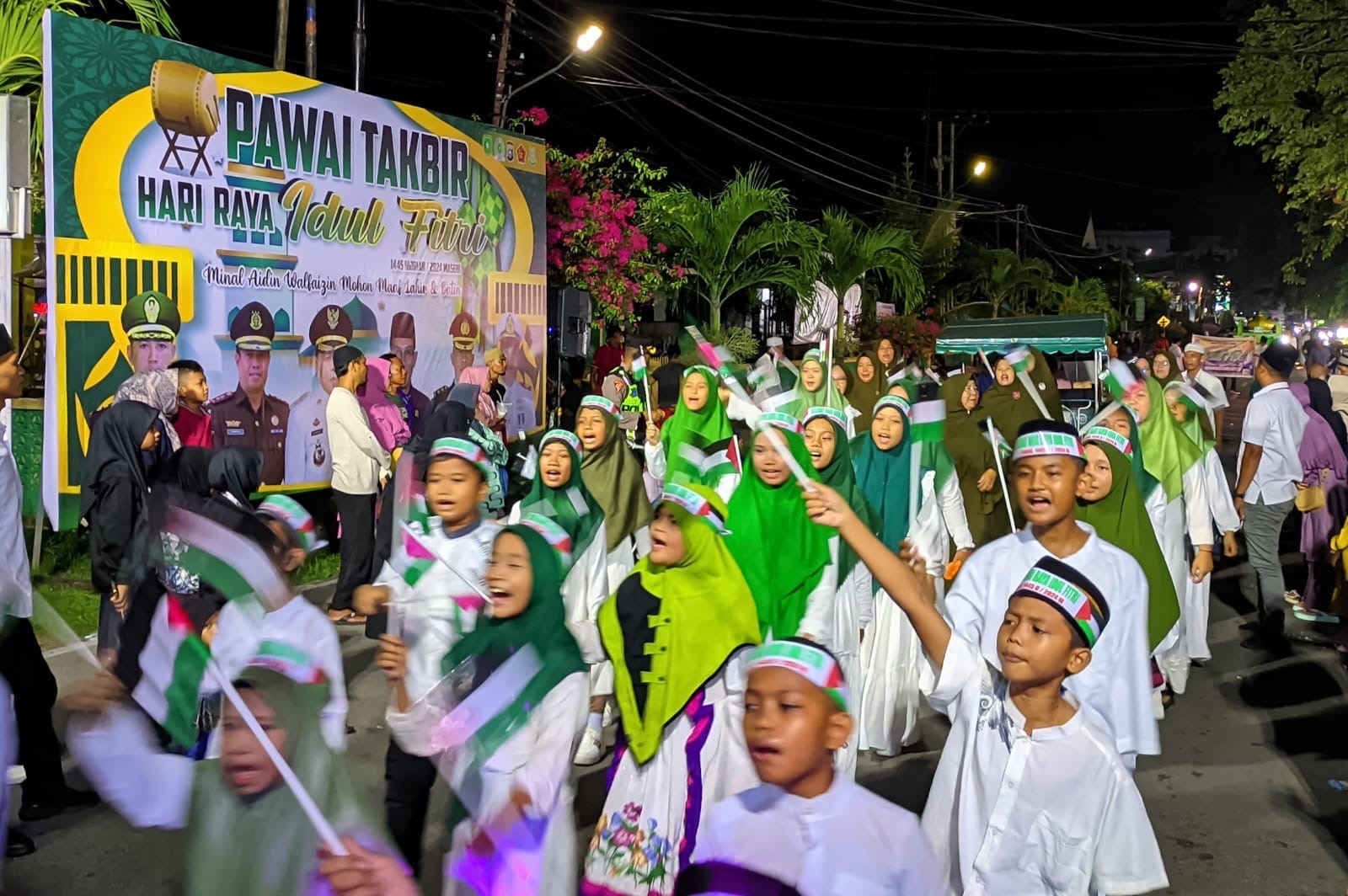 Ribuan peserta pawai tampak mengibarkan bendera Palestina, Selasa (9/4/2024).