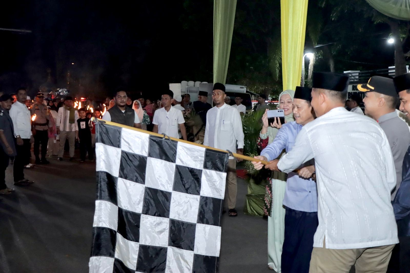 Pj Bupati Kampar Hambali MBA MH melepas secara resmi peserta pawai takbir akbar Hari Raya Idul Fitri 1445 H/2024 M di depan Balai Bupati Kampar Jalan A Yani Bangkinang Kota, Selasa malam (9/4/2024)