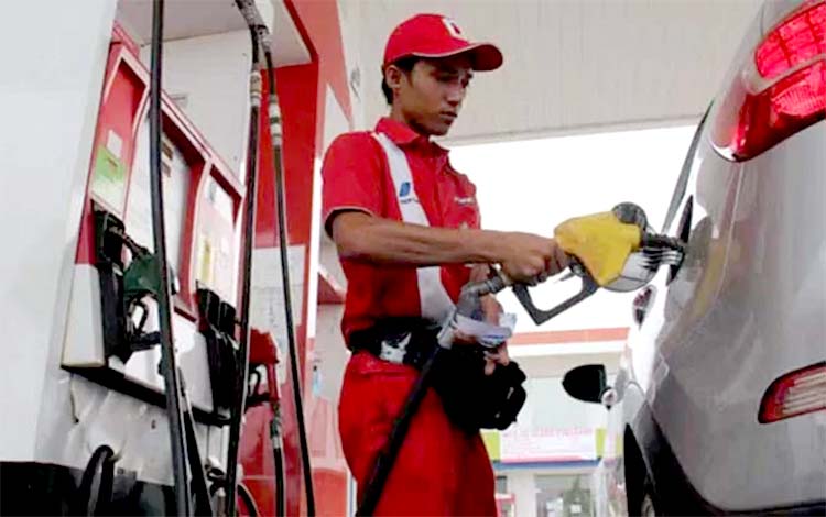Ilustrasi petugas SPBU Pertamina tengah mengisi BBM