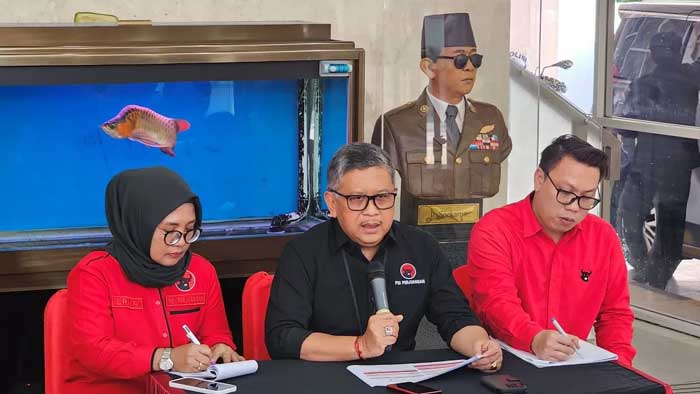 Sekjen PDIP Hasto Kristiyanto bersama Anggota Badan Bantuan Hukum dan Advokasi (BBHA) PDIP Erna Ratnaningsih dalam konferensi pers di kantor DPP PDIP,