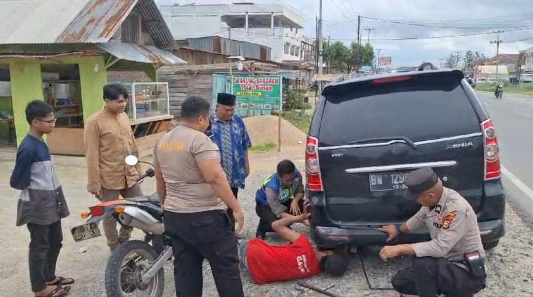 Personel Pos Yan turun langsung memberikan bantuan kepada pemudik ketika mobil pecah ban, Kamis (11/4/2024).