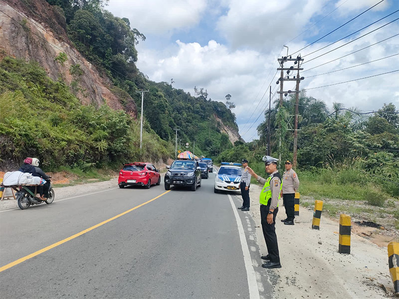 Personel Dishub Kampar bersama Satlantas mengatur lalu lintas di jalan perbatasan Riau-Sumbar, Kamis (11/4/2024).