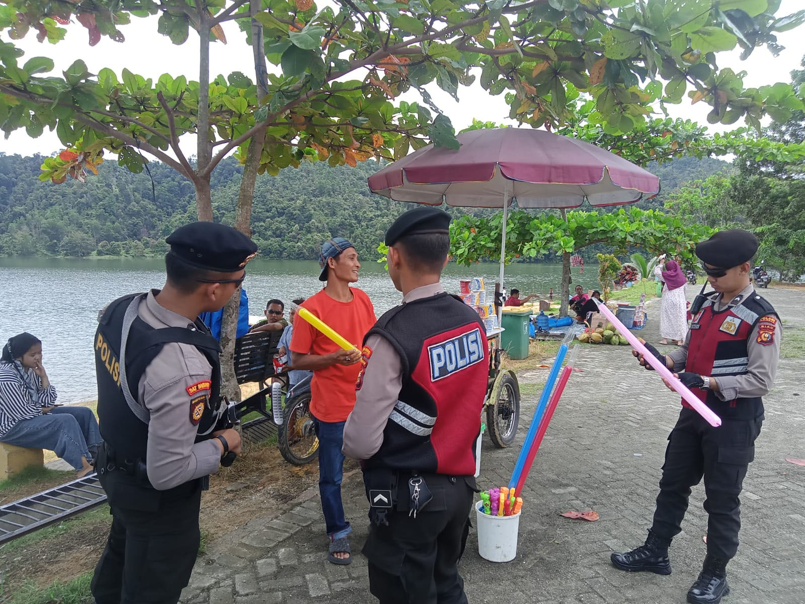 Personel Samapta Polres Kampar melaksanakan patroli di objek wisata Danau Rusa, Kecamatan XIII Koto Kampar, Kamis (11/4/2024).