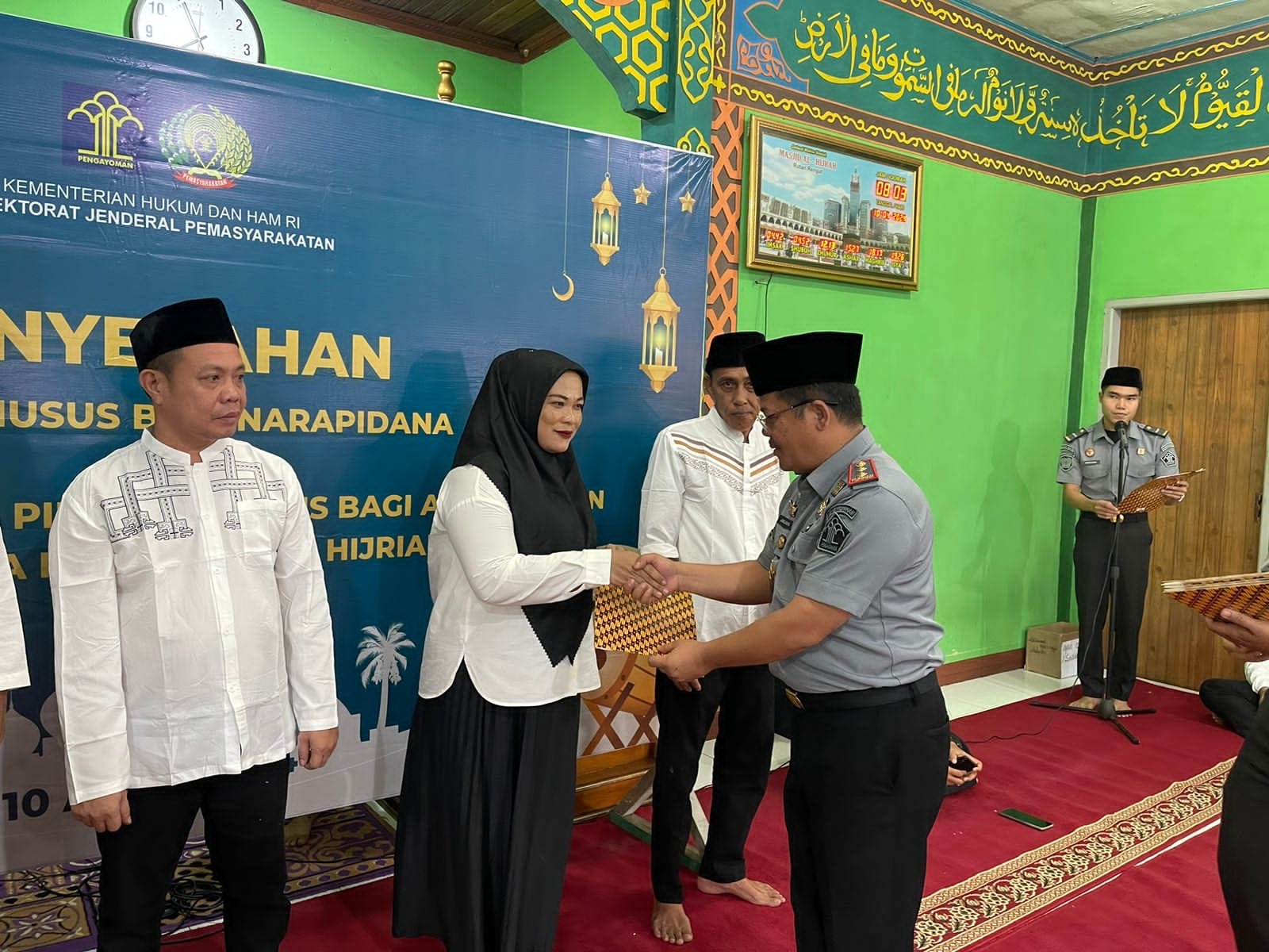 Kepala Rutan kelas IIB Rengat, Julius Barus SE MH secara simbolis menerima remisi kepada salah seorang WBP,  Rabu (10/4/2024)
