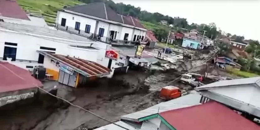Banjir lumpur menyapu ruas jalan dan sejumlah permukiman warga di Bukit Batabuah, Kecamatan Canduang, Agam, Sumbar, Jumat (5/4/2024) sore.
