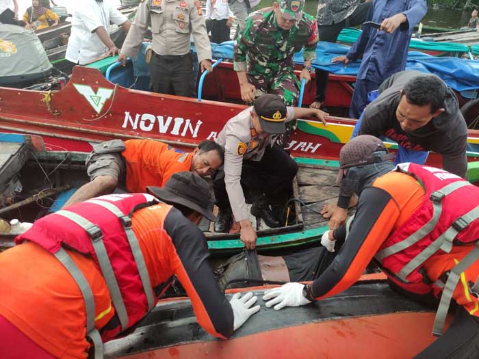Tim SAR gabungan mengevakuasi ABK korban kecelakaan kapal di Inhil yang ditemukan dalam kondisi meninggal dunia, Rabu (10/4/2024).