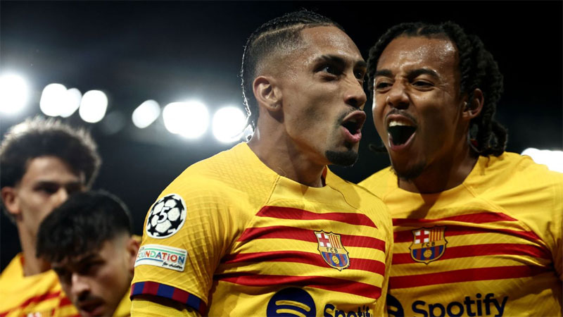 Penyerang Barcelona Rapinha (dua kanan) melakukan selebrasi usai membobol gawang tuan rumah PSG pada leg 1 perempatfinal Liga Champions.