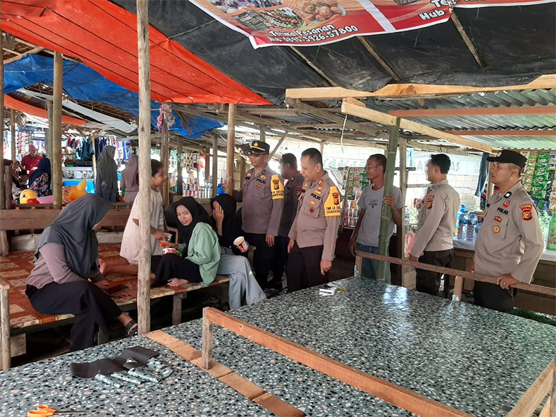 Kasat Binmas Polres Kampar AKP Era Maifo bersama personel saat patroli di Sungai Gelombang, Desa Sipungguk, Kecamatan Bangkinang, Kabupaten Kampar, Jumat (12/4/2024).