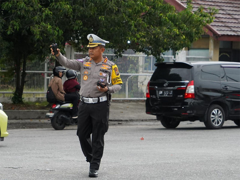 Dirlantas Polda Riau Kombes Pol Taufiq Lukman saat mengatur lalu lintas di Jalan Tuanku Tambusai, Pekanbaru, Kamis (11/4/2024).
