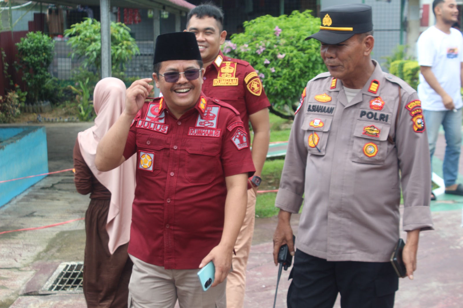 Kepala Rutan Rengat, Julius Barus SE MH saat mendampingi Kapolsek Rengat Barat, AKP Buha Siahaan SH ketika melihat proses kunjungan di Rutan, Kamis (11/4/2024).