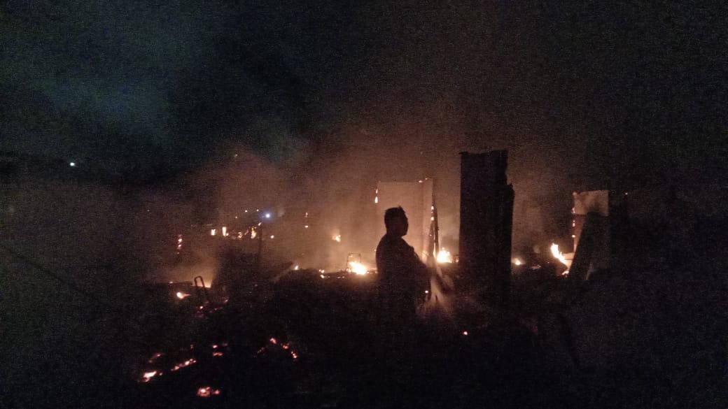 Dari kejauhan kobaran api terlihat melalap bangunan rumah dan ruko di Pasar Kelurahan Ujung Batu, Jumat (12/4/2024).