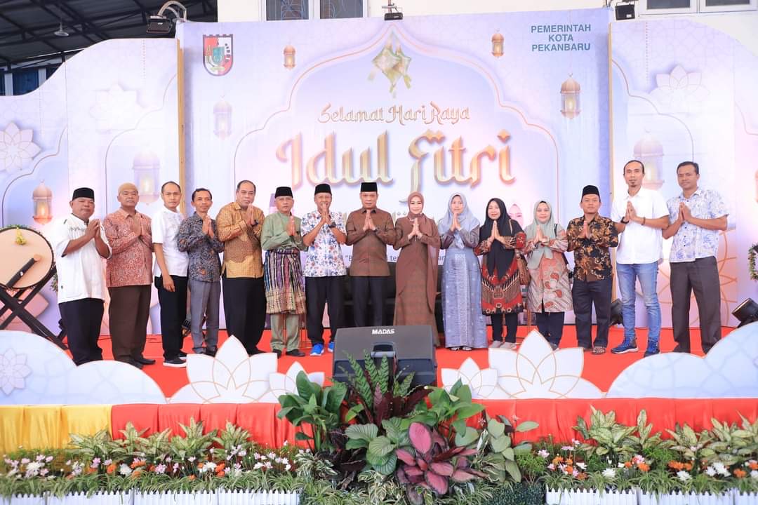 Pj Wako Pekanbaru Muflihun foto bersama dengan masyarakat yang menghadiri Open House Idilfitri, Jumat (12/4/2024).