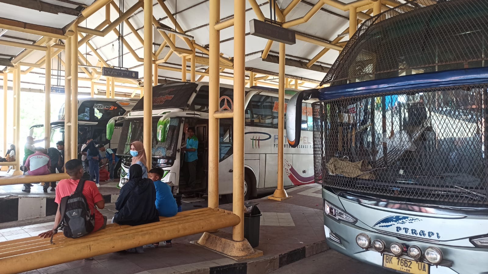 Aktivitas penumpang di Terminal BRPS Pekanbaru yang hendak mudik lebaran, baru-baru ini.