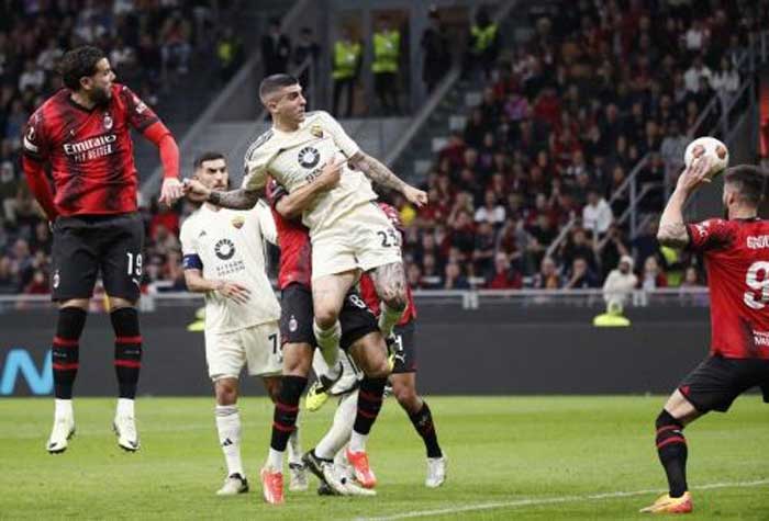 (Gianluca Mancini antar AS Roma menang 1-0 atas AC Milan