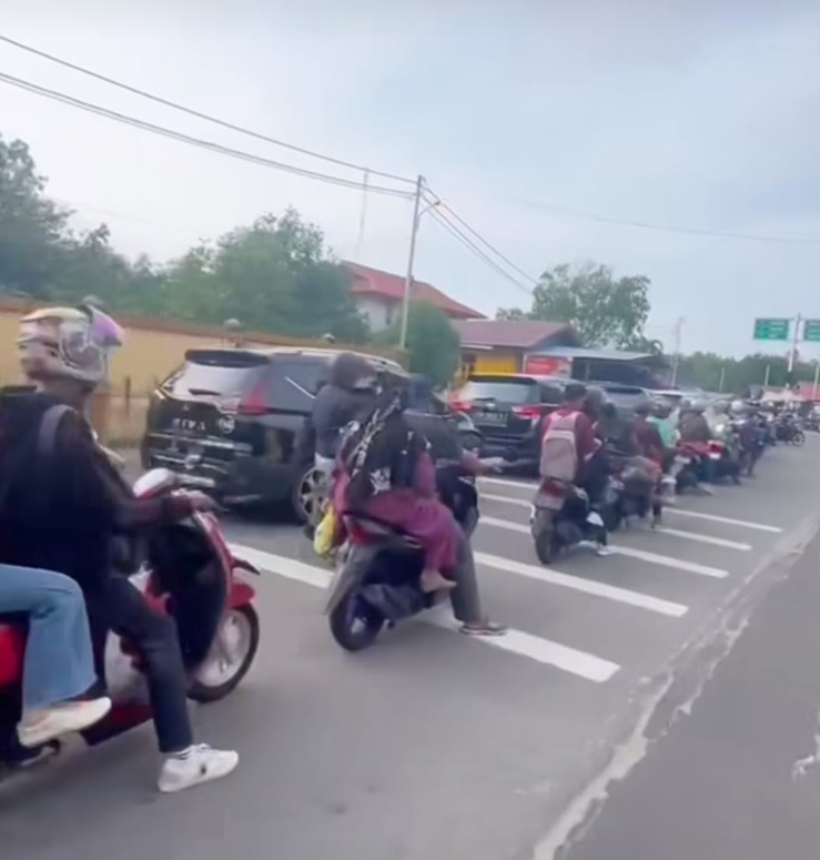 Ratusan kendaraan antrean panjang di Dermaga Air Putih Bengkalis saat arus balik H+3 Idulfitri, Sabtu (13/4/2024).
