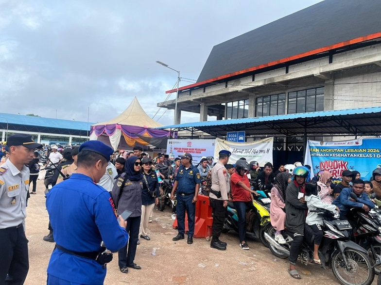Antrean kendaraan roda dua yang akan menyeberang ke Pulau Rupat dari Pelabuhan Dumai.
