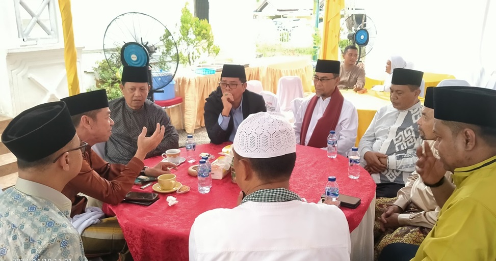 Bupati Rohil Afrizal Sintong MSi berbincang dengan sejumlah tokoh saat kegiatan open house Idulfitri.